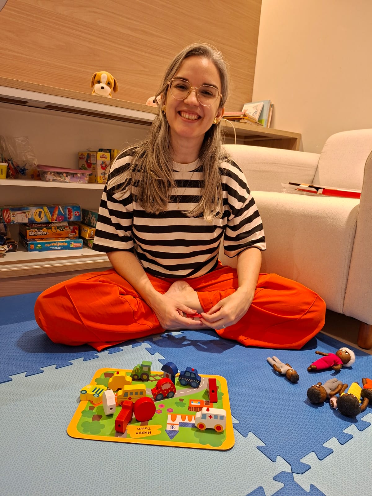 Fernanda com bonecos usados na ludoterapia